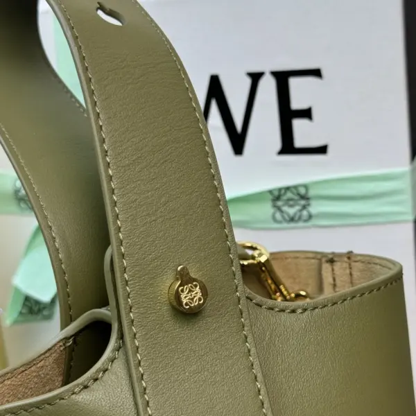 Loewe-羅意威 Pebble Bucket 系列 橄欖綠迷你光滑牛皮革斜挎水桶手袋
