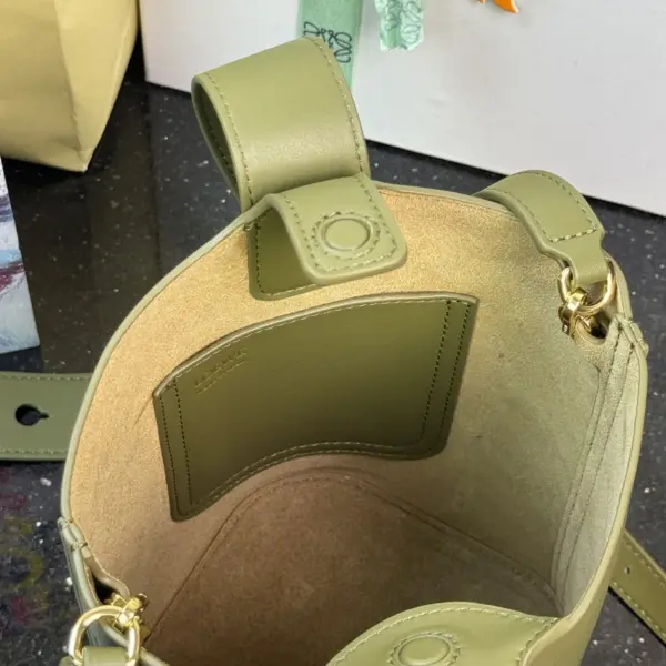 Loewe-羅意威 Pebble Bucket 系列 橄欖綠迷你光滑牛皮革斜挎水桶手袋