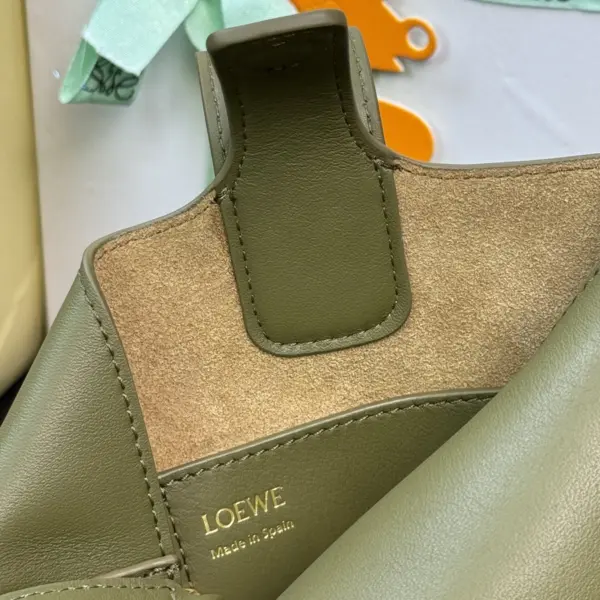 Loewe-羅意威 Pebble Bucket 系列 橄欖綠迷你光滑牛皮革斜挎水桶手袋