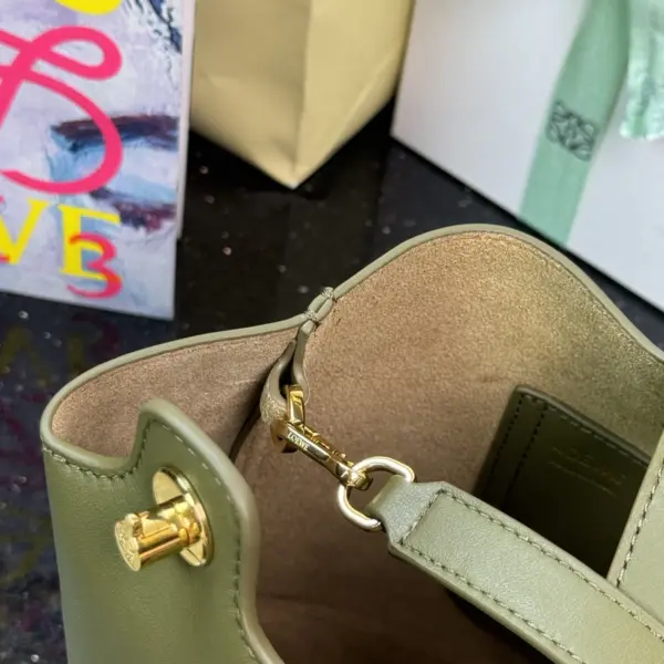 Loewe-羅意威 Pebble Bucket 系列 橄欖綠迷你光滑牛皮革斜挎水桶手袋
