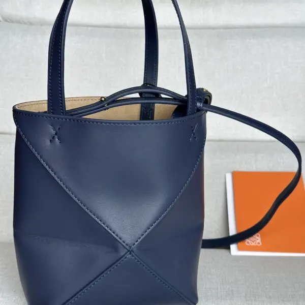 Loewe-羅意威 深邃藍中號亮面牛皮革 Puzzle Fold 購物袋