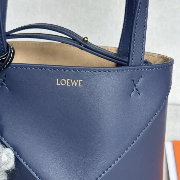 Loewe-羅意威 深邃藍中號亮面牛皮革 Puzzle Fold 購物袋