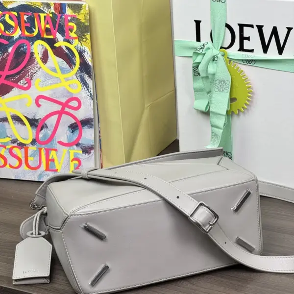 Loewe-羅意威 銀灰色迷你納帕羊皮革 Featherlight Puzzle 肩背包