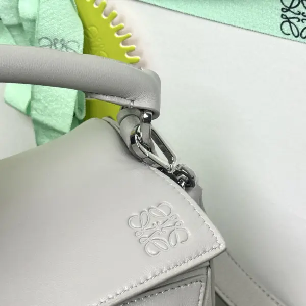 Loewe-羅意威 銀灰色迷你納帕羊皮革 Featherlight Puzzle 肩背包