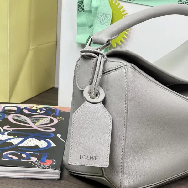 Loewe-羅意威 銀灰色迷你納帕羊皮革 Featherlight Puzzle 肩背包