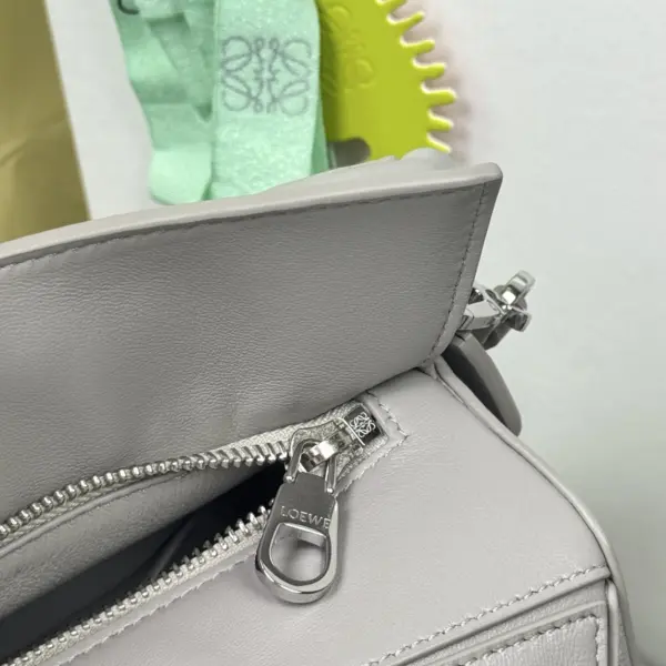 Loewe-羅意威 銀灰色迷你納帕羊皮革 Featherlight Puzzle 肩背包