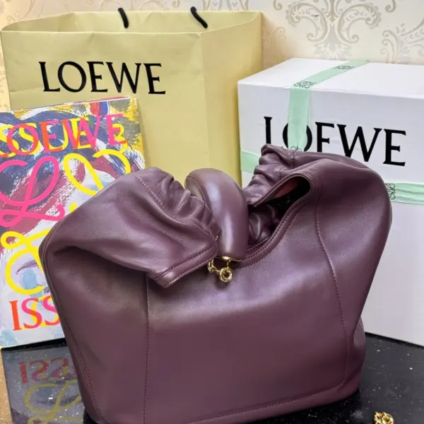 Loewe-羅意威 深酒紅小號柔軟納帕羊皮革 Squeeze 肩背包