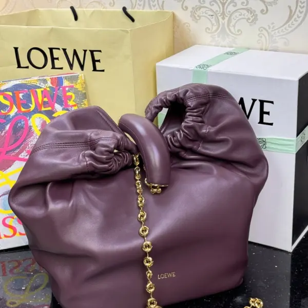 Loewe-羅意威 深酒紅小號柔軟納帕羊皮革 Squeeze 肩背包