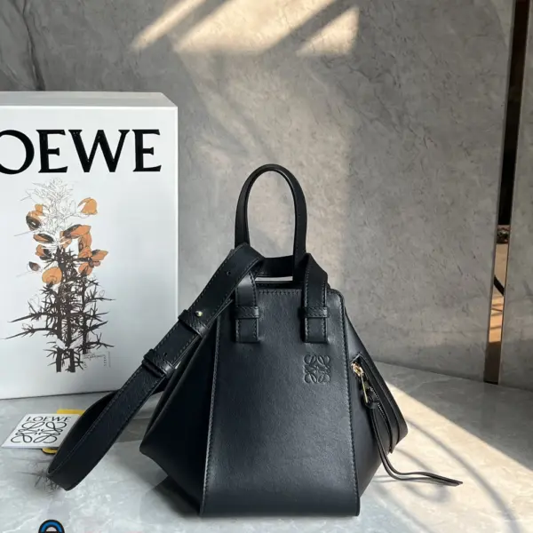Loewe-羅意威 黑色經典牛皮革 Hammock Compact 斜挎包