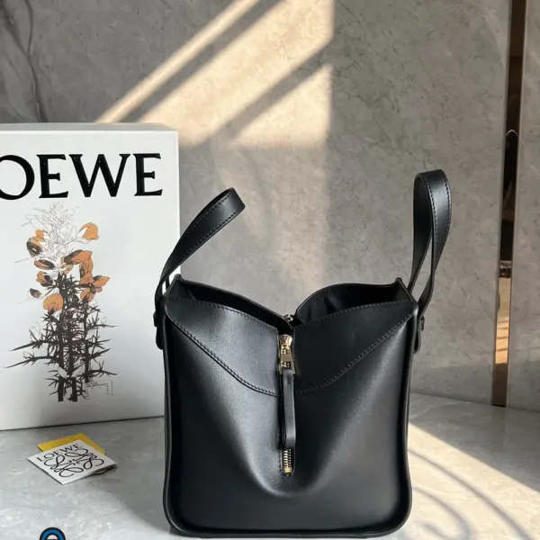 Loewe-羅意威 黑色經典牛皮革 Hammock Compact 斜挎包