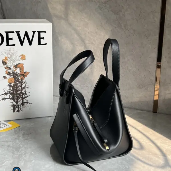 Loewe-羅意威 黑色經典牛皮革 Hammock Compact 斜挎包