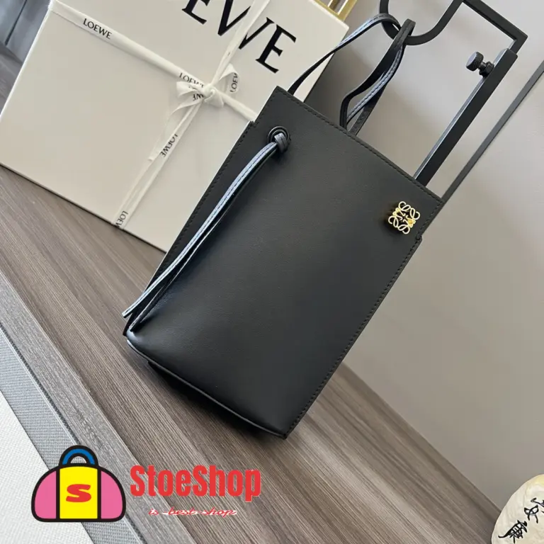 Loewe-羅意威 黑色經典牛皮革 Pebble 骰子手拿包