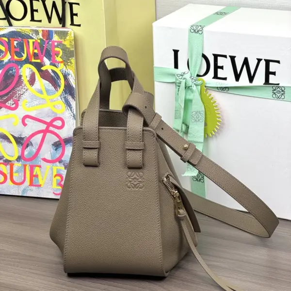 Loewe-羅意威 Hammock Compact 系列 灰褐色柔軟粒面牛皮革肩背包