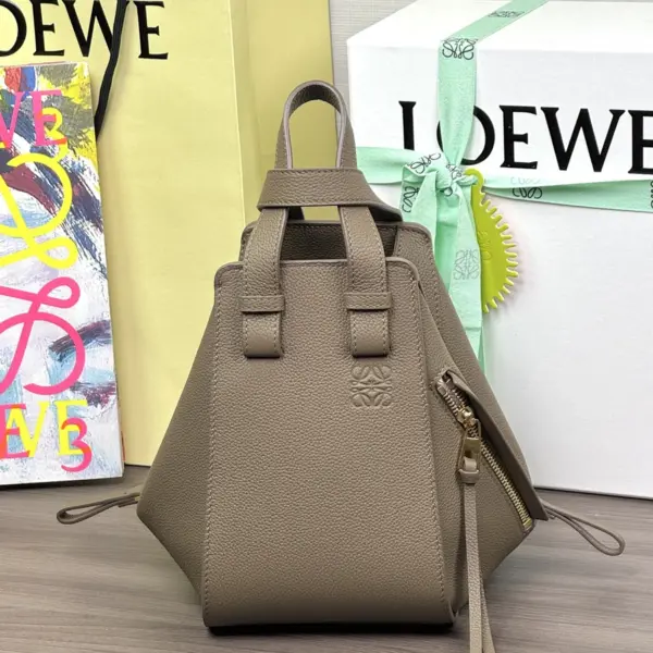 Loewe-羅意威 Hammock Compact 系列 灰褐色柔軟粒面牛皮革肩背包