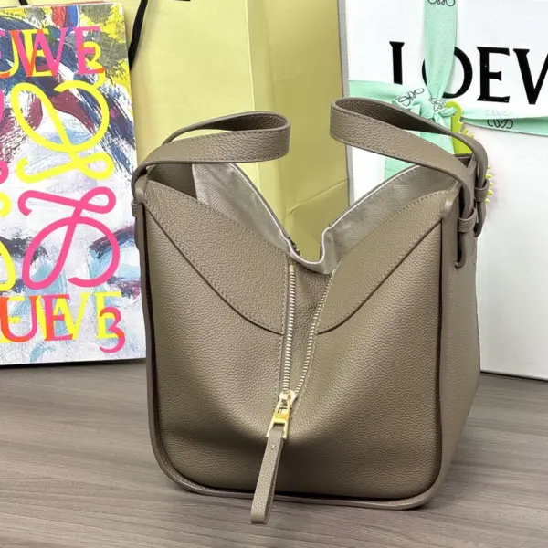 Loewe-羅意威 Hammock Compact 系列 灰褐色柔軟粒面牛皮革肩背包