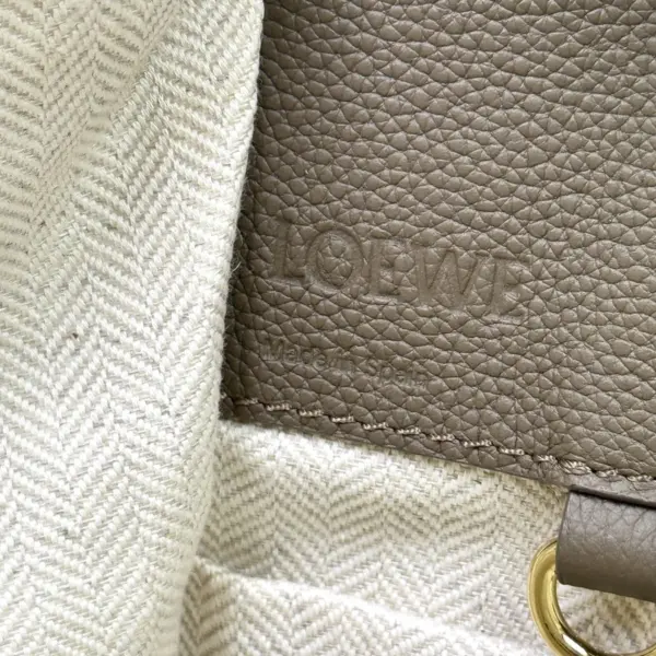 Loewe-羅意威 Hammock Compact 系列 灰褐色柔軟粒面牛皮革肩背包
