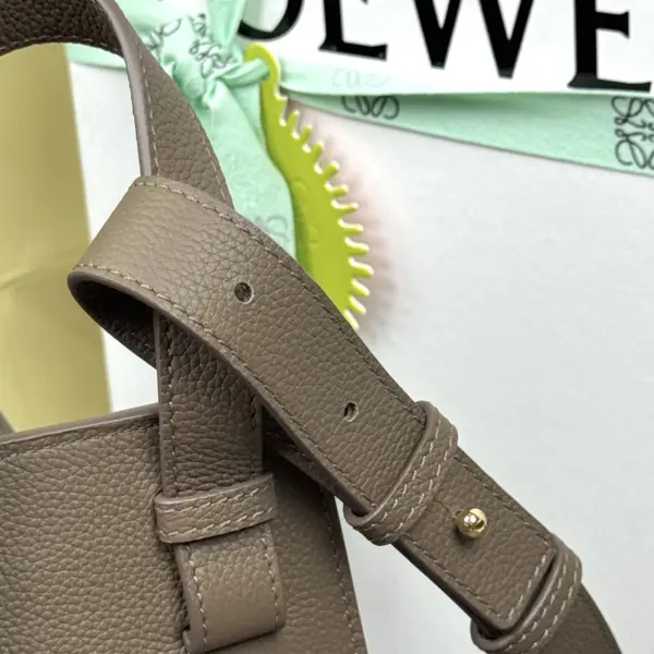 Loewe-羅意威 Hammock Compact 系列 灰褐色柔軟粒面牛皮革肩背包