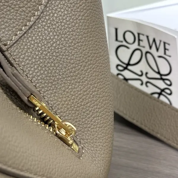 Loewe-羅意威 Hammock Compact 系列 灰褐色柔軟粒面牛皮革肩背包