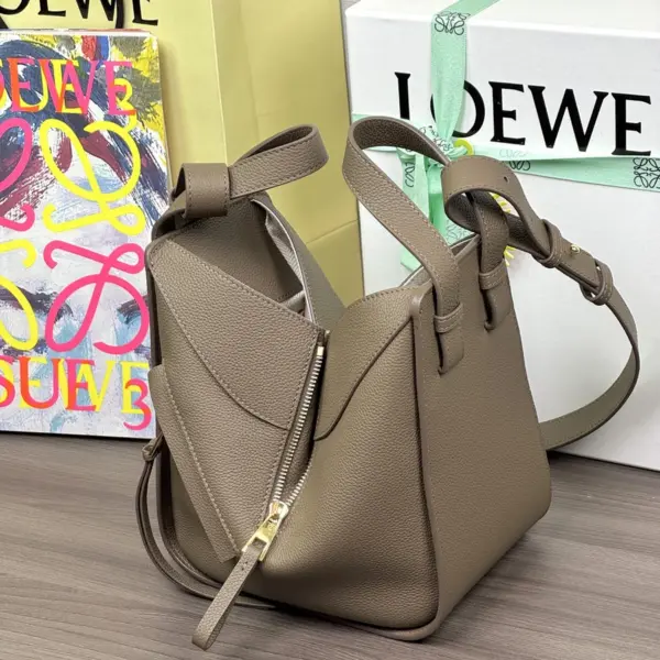 Loewe-羅意威 Hammock Compact 系列 灰褐色柔軟粒面牛皮革肩背包