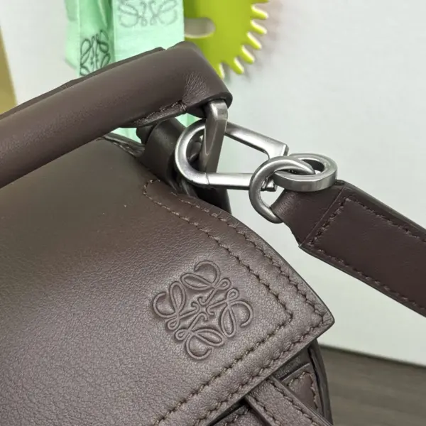 Loewe-羅意威 Puzzle Biker 系列小號肩背包 布朗尼深棕亮面牛皮革