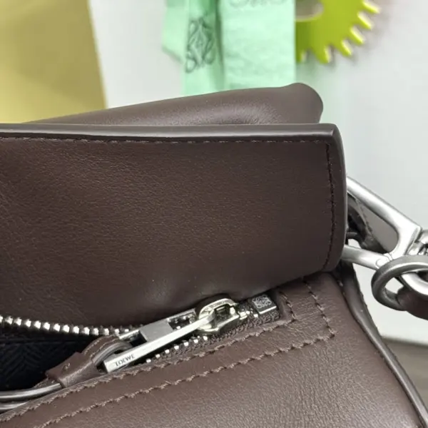 Loewe-羅意威 Puzzle Biker 系列小號肩背包 布朗尼深棕亮面牛皮革