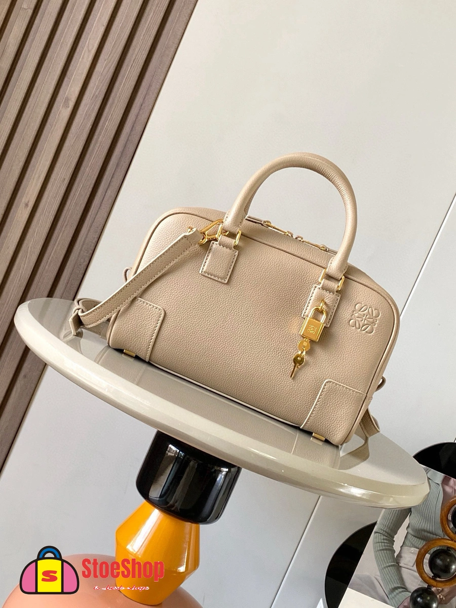 Loewe-羅意威 Amazona 28 系列 沙色柔軟粒面牛皮革手拿包 2 Loewe-羅意威 Amazona 28 系列 沙色柔軟粒面牛皮革手拿包
