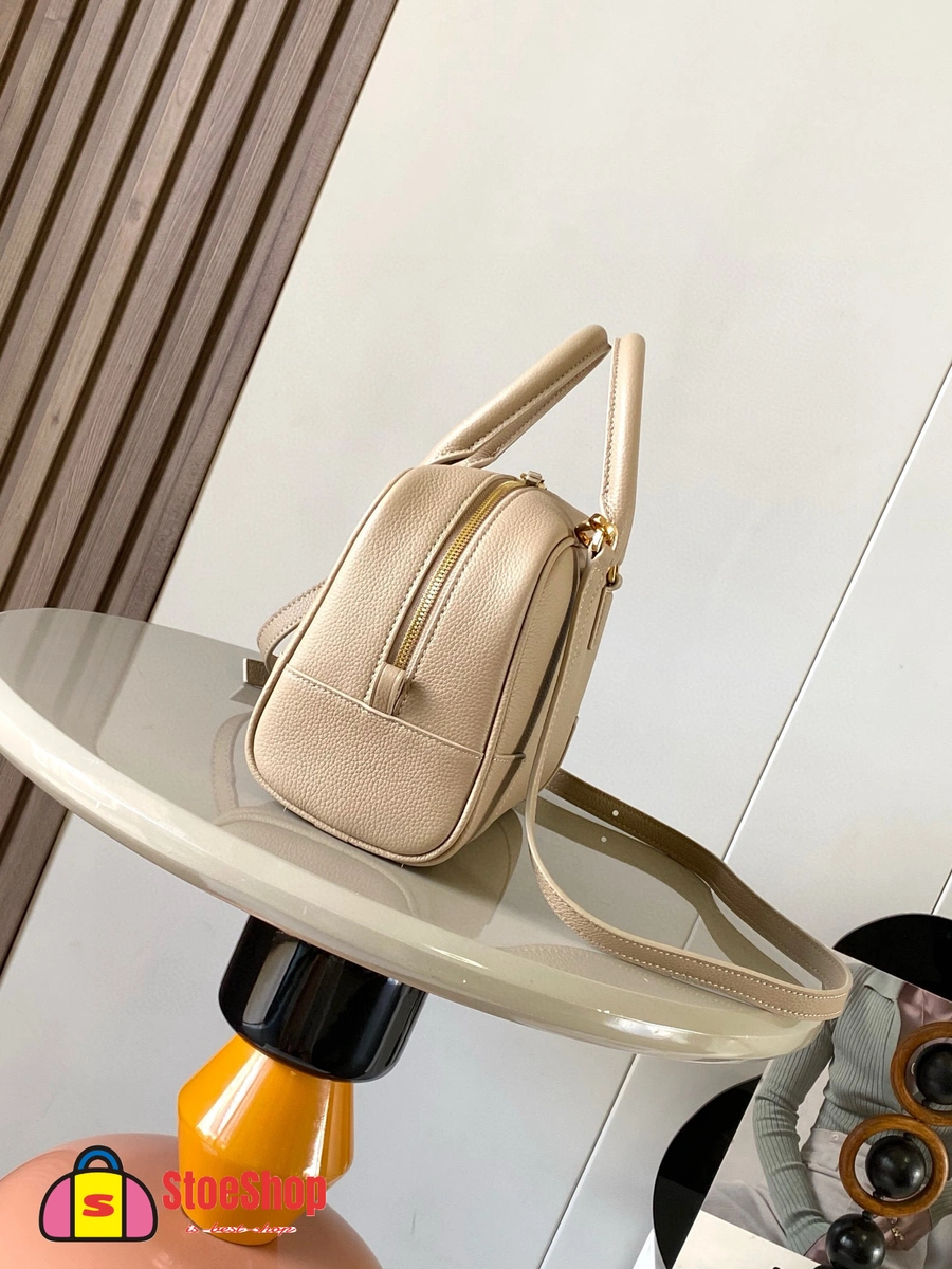 Loewe-羅意威 Amazona 28 系列 沙色柔軟粒面牛皮革手拿包 3 Loewe-羅意威 Amazona 28 系列 沙色柔軟粒面牛皮革手拿包