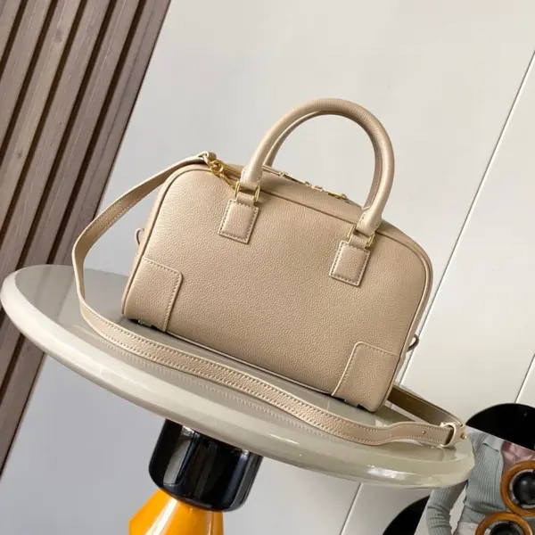 Loewe-羅意威 Amazona 28 系列 沙色柔軟粒面牛皮革手拿包 14 Loewe-羅意威 Amazona 28 系列 沙色柔軟粒面牛皮革手拿包
