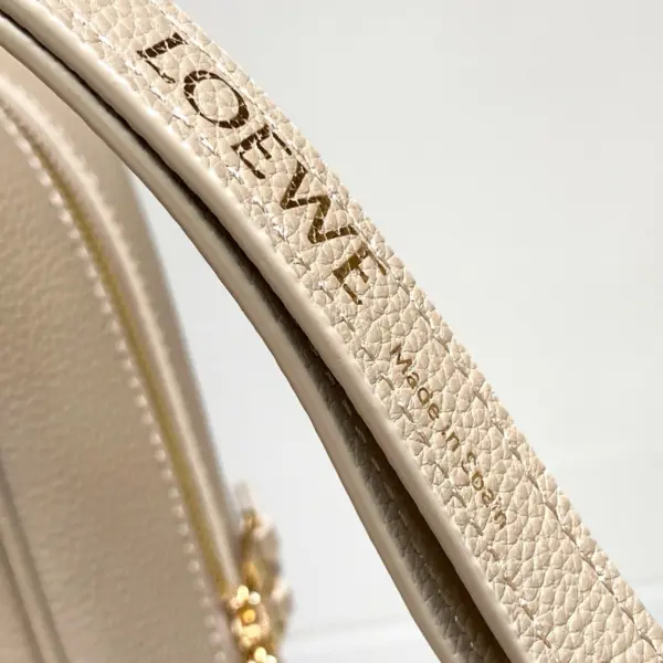 Loewe-羅意威 Amazona 28 系列 沙色柔軟粒面牛皮革手拿包 16 Loewe-羅意威 Amazona 28 系列 沙色柔軟粒面牛皮革手拿包