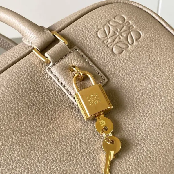 Loewe-羅意威 Amazona 28 系列 沙色柔軟粒面牛皮革手拿包 17 Loewe-羅意威 Amazona 28 系列 沙色柔軟粒面牛皮革手拿包