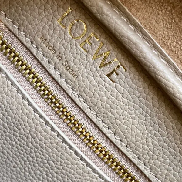 Loewe-羅意威 Amazona 28 系列 沙色柔軟粒面牛皮革手拿包 19 Loewe-羅意威 Amazona 28 系列 沙色柔軟粒面牛皮革手拿包