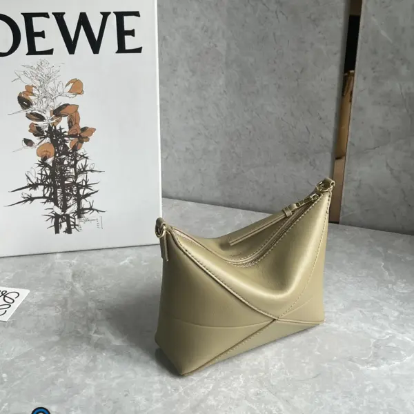 Loewe-羅意威 Puzzle Fold 系列 粘土綠亮面納帕牛皮革手拿包