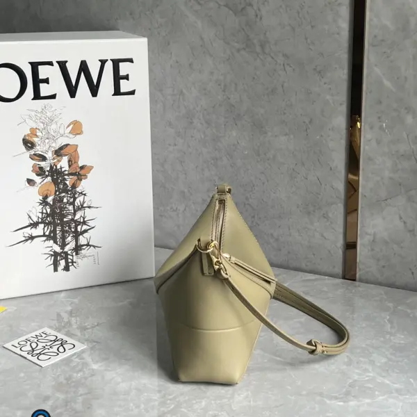 Loewe-羅意威 Puzzle Fold 系列 粘土綠亮面納帕牛皮革手拿包