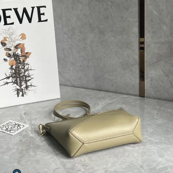 Loewe-羅意威 Puzzle Fold 系列 粘土綠亮面納帕牛皮革手拿包