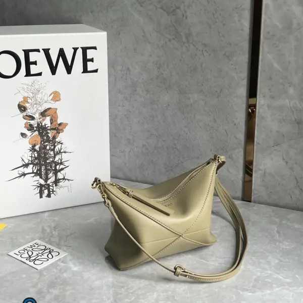 Loewe-羅意威 Puzzle Fold 系列 粘土綠亮面納帕牛皮革手拿包