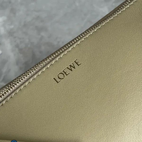 Loewe-羅意威 Puzzle Fold 系列 粘土綠亮面納帕牛皮革手拿包