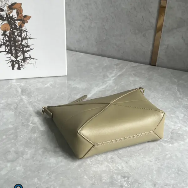 Loewe-羅意威 Puzzle Fold 系列 粘土綠亮面納帕牛皮革手拿包