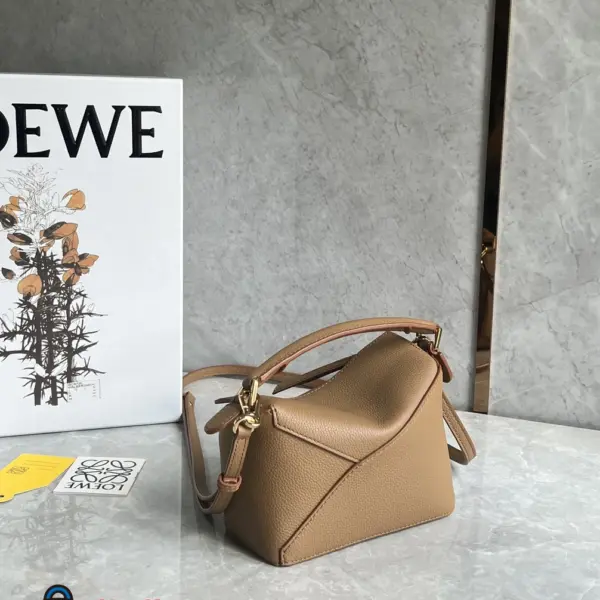 Loewe-羅意威 太妃糖色迷你柔軟粒面牛皮革 Puzzle 肩背包