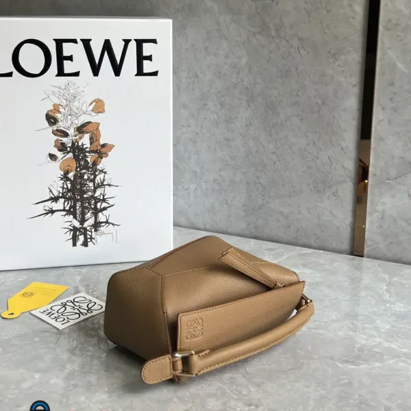Loewe-羅意威 太妃糖色迷你柔軟粒面牛皮革 Puzzle 肩背包