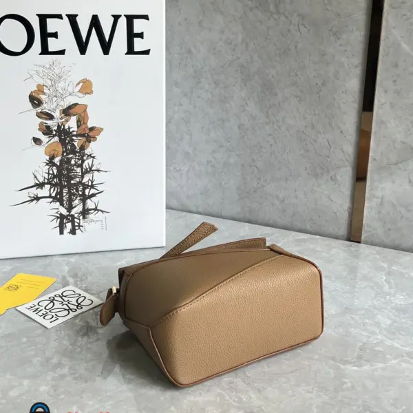 Loewe-羅意威 太妃糖色迷你柔軟粒面牛皮革 Puzzle 肩背包