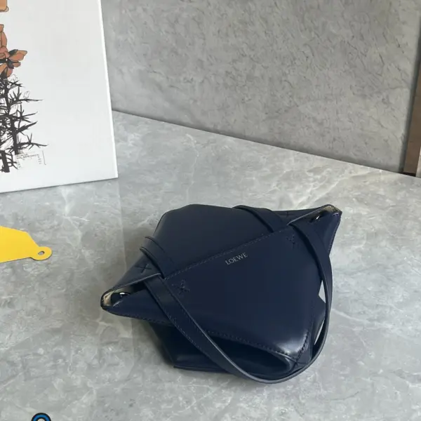 Loewe-羅意威 深邃藍迷你亮面牛皮革 Puzzle Fold 斜挎包