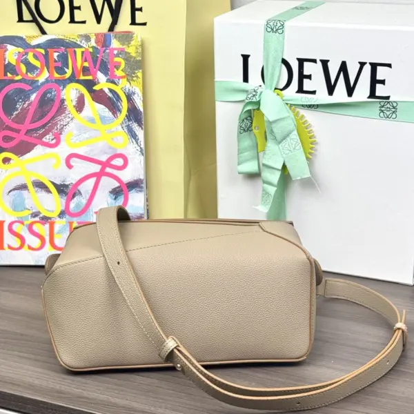 Loewe-羅意威 沙色小號柔軟粒面牛皮革 Puzzle 肩背包