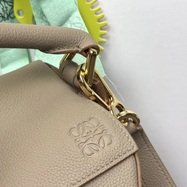 Loewe-羅意威 沙色小號柔軟粒面牛皮革 Puzzle 肩背包
