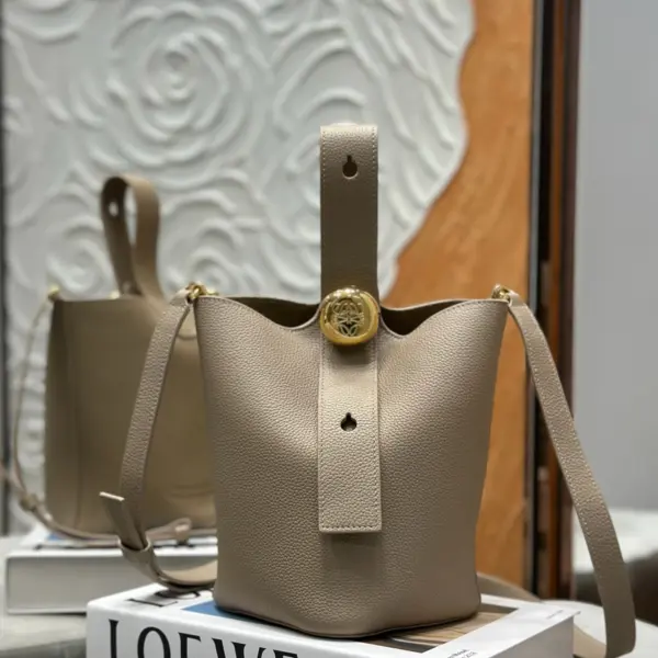 Loewe-羅意威 Pebble Bucket 系列 沙色迷你柔軟粒面牛皮革斜挎水桶手袋 11 Loewe-羅意威 Pebble Bucket 系列 沙色迷你柔軟粒面牛皮革斜挎水桶手袋