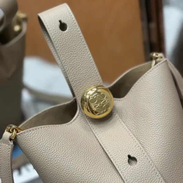 Loewe-羅意威 Pebble Bucket 系列 沙色迷你柔軟粒面牛皮革斜挎水桶手袋 12 Loewe-羅意威 Pebble Bucket 系列 沙色迷你柔軟粒面牛皮革斜挎水桶手袋