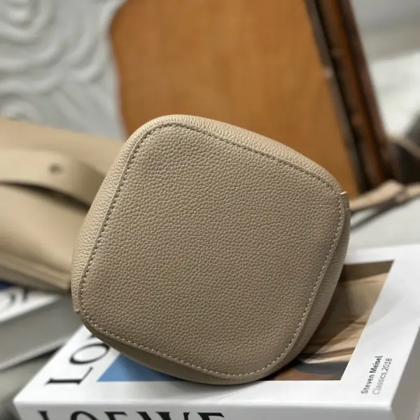 Loewe-羅意威 Pebble Bucket 系列 沙色迷你柔軟粒面牛皮革斜挎水桶手袋 14 Loewe-羅意威 Pebble Bucket 系列 沙色迷你柔軟粒面牛皮革斜挎水桶手袋