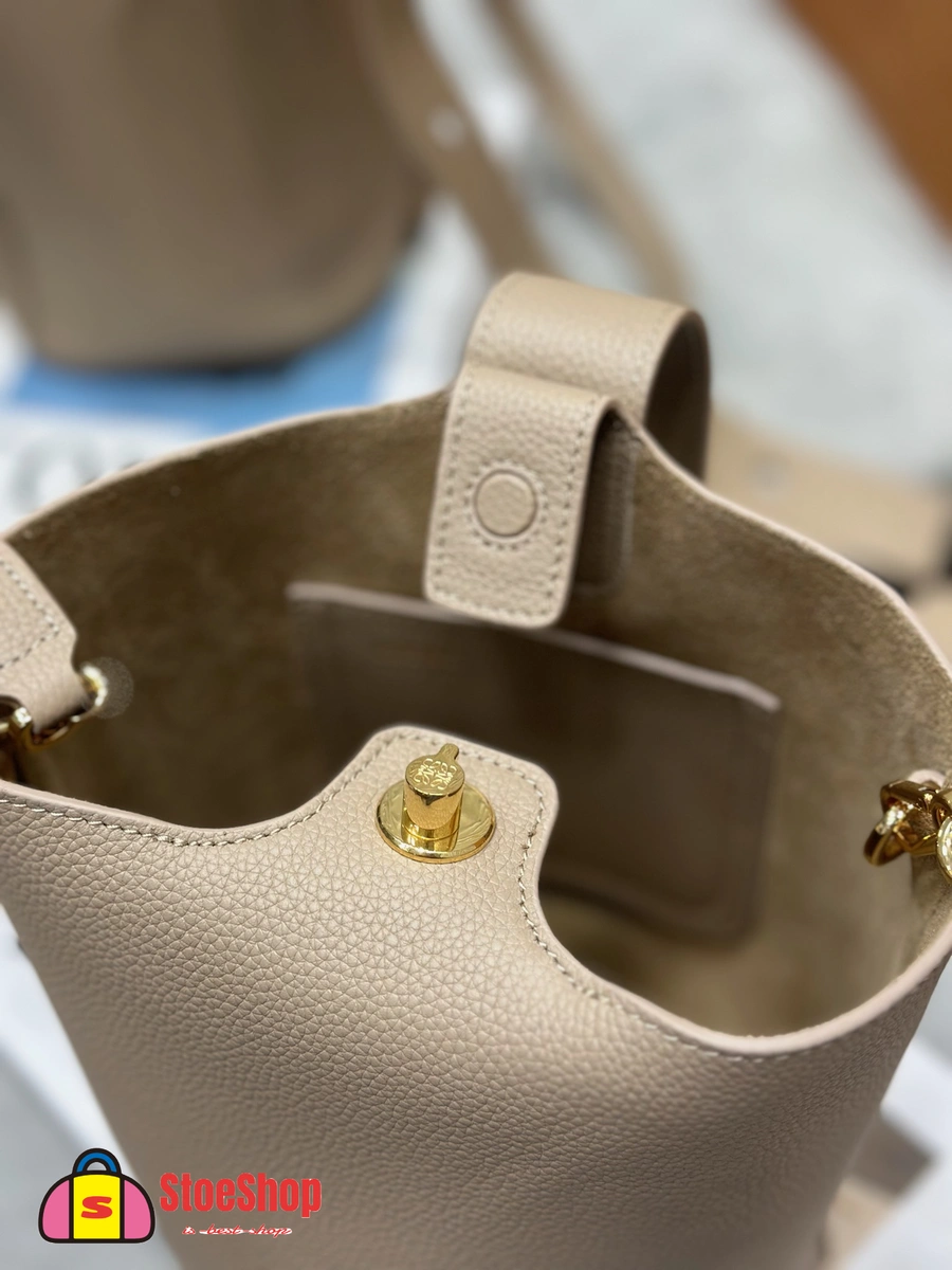 Loewe-羅意威 Pebble Bucket 系列 沙色迷你柔軟粒面牛皮革斜挎水桶手袋 6 Loewe-羅意威 Pebble Bucket 系列 沙色迷你柔軟粒面牛皮革斜挎水桶手袋