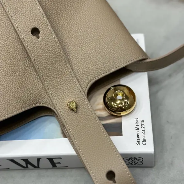 Loewe-羅意威 Pebble Bucket 系列 沙色迷你柔軟粒面牛皮革斜挎水桶手袋 17 Loewe-羅意威 Pebble Bucket 系列 沙色迷你柔軟粒面牛皮革斜挎水桶手袋