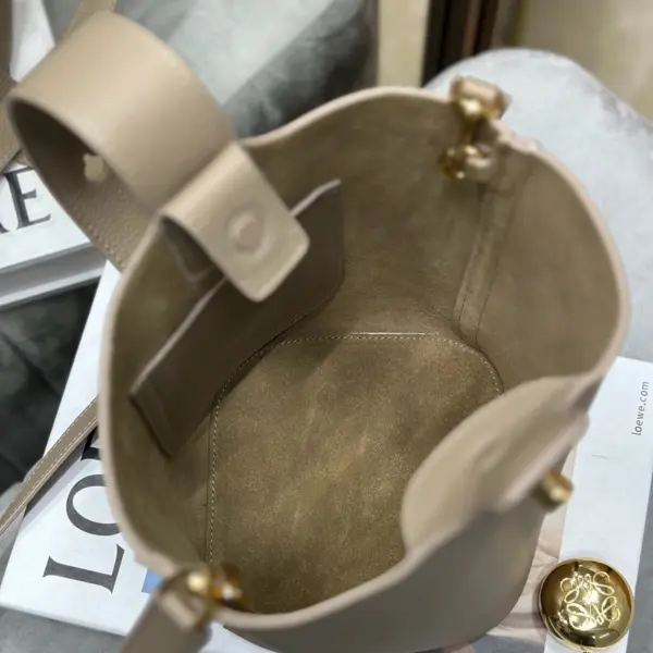 Loewe-羅意威 Pebble Bucket 系列 沙色迷你柔軟粒面牛皮革斜挎水桶手袋 18 Loewe-羅意威 Pebble Bucket 系列 沙色迷你柔軟粒面牛皮革斜挎水桶手袋