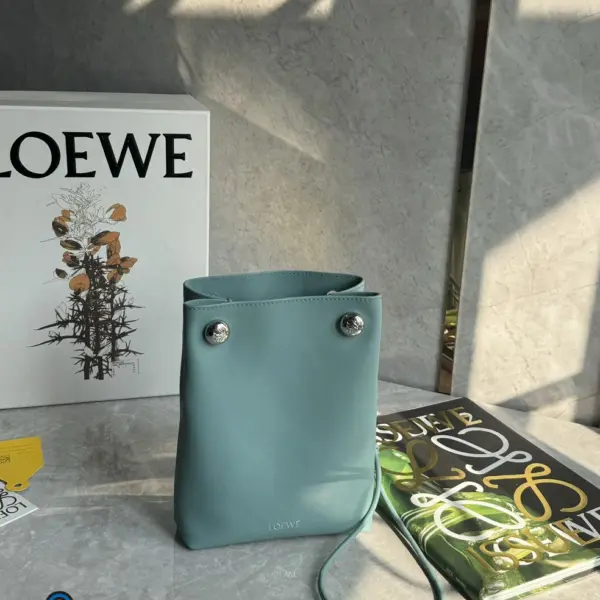 Loewe-羅意威 水色光滑牛皮革 Pebble 手拿包